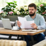 empresario comparando documentos para traducciones certificadas