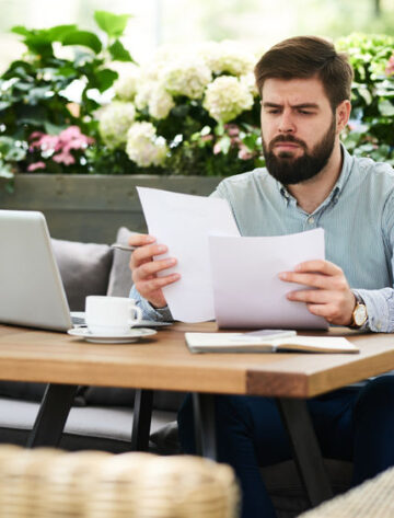 empresario comparando documentos para traducciones certificadas