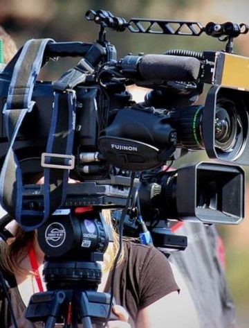 Le sfide della traduzione nell'industria cinematografica globale: superare le barriere linguistiche nel cinema