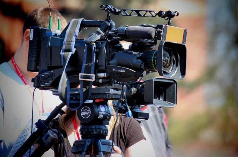 Le sfide della traduzione nell'industria cinematografica globale: superare le barriere linguistiche nel cinema